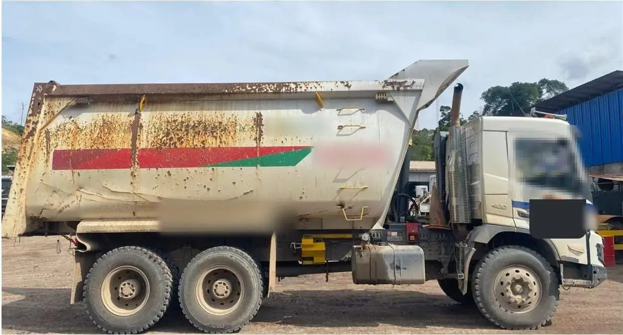 Volvo FMX dump truck with a worn body, for rebuild
