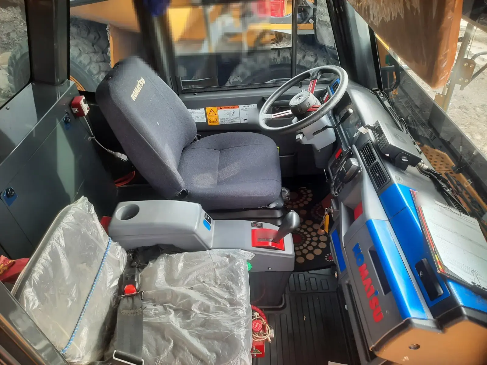 Komatsu HD785-7 2025: Cab interior