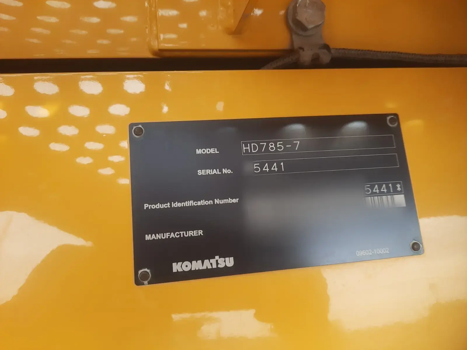 Komatsu HD785-7 2025: Serial plate, number partly masked