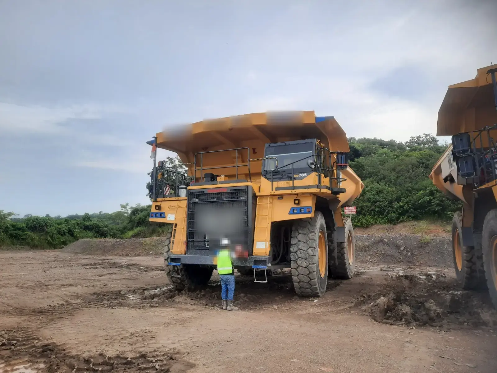 Komatsu HD785-7 2025: Front view