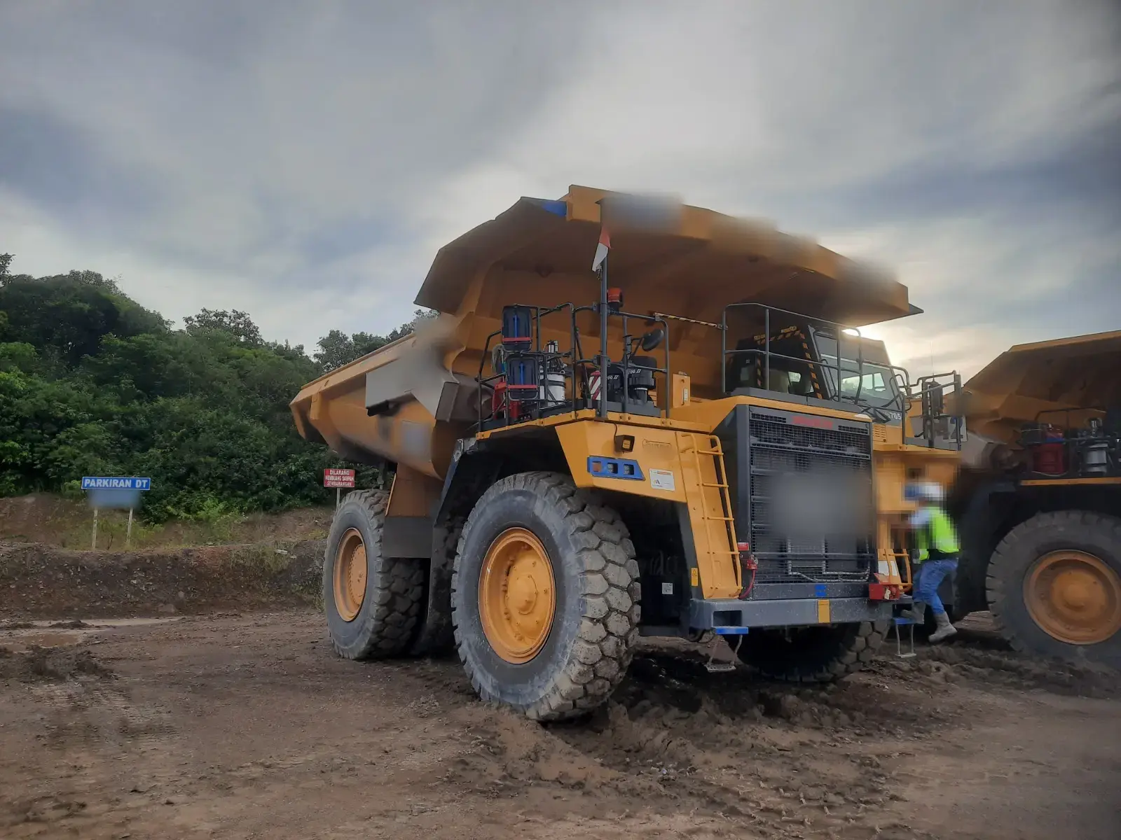 Komatsu HD785-7 2025: Rear view