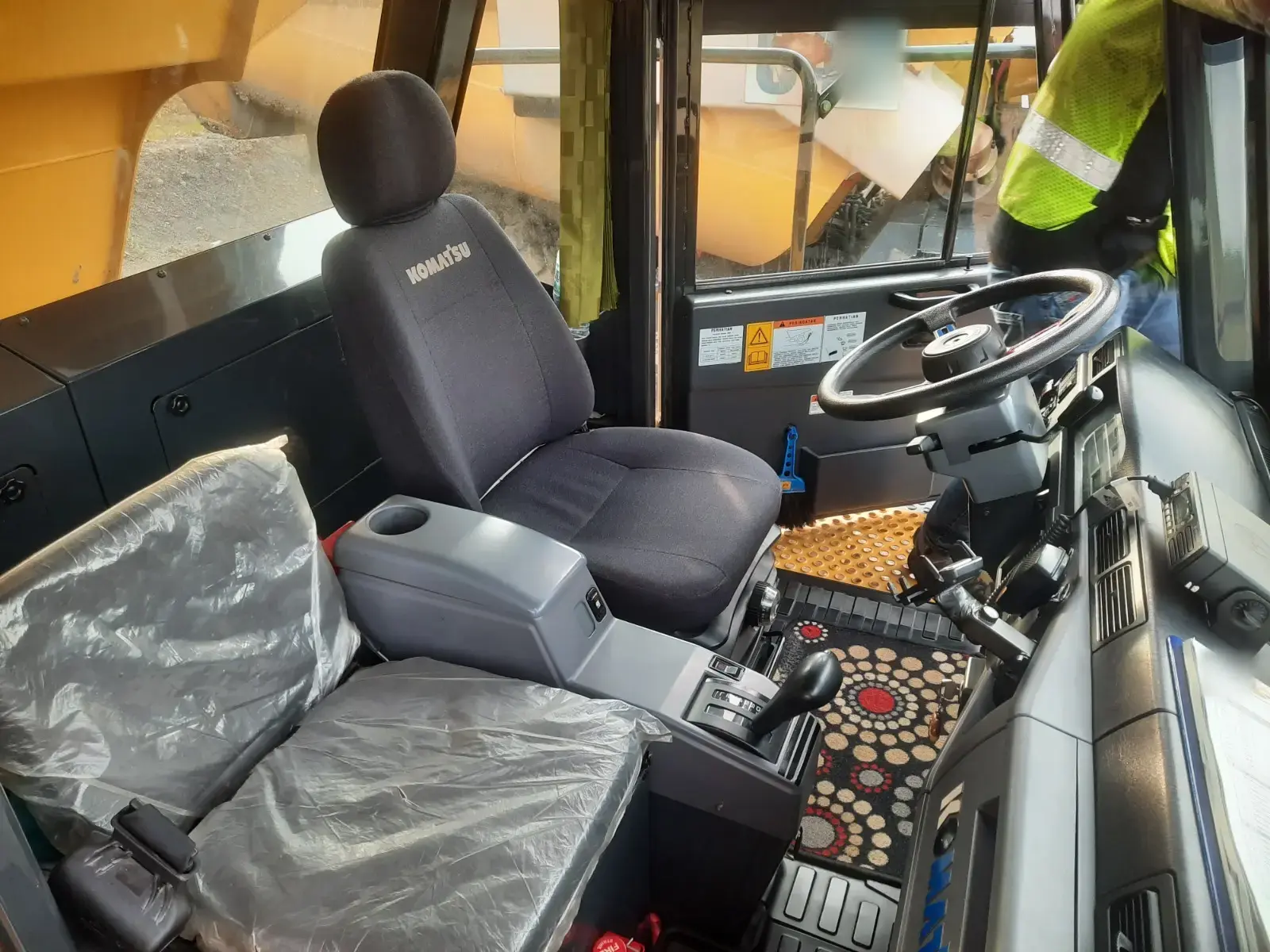 Komatsu HD785-7 2025: Cab interior