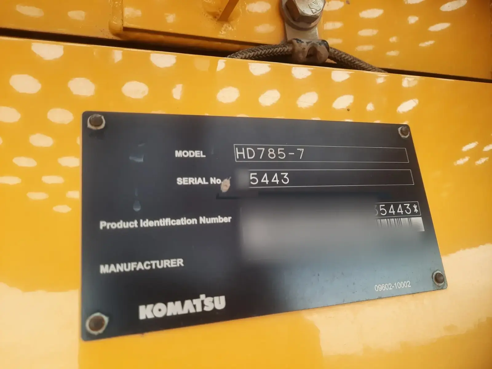 Komatsu HD785-7 2025: Serial plate, number partly masked