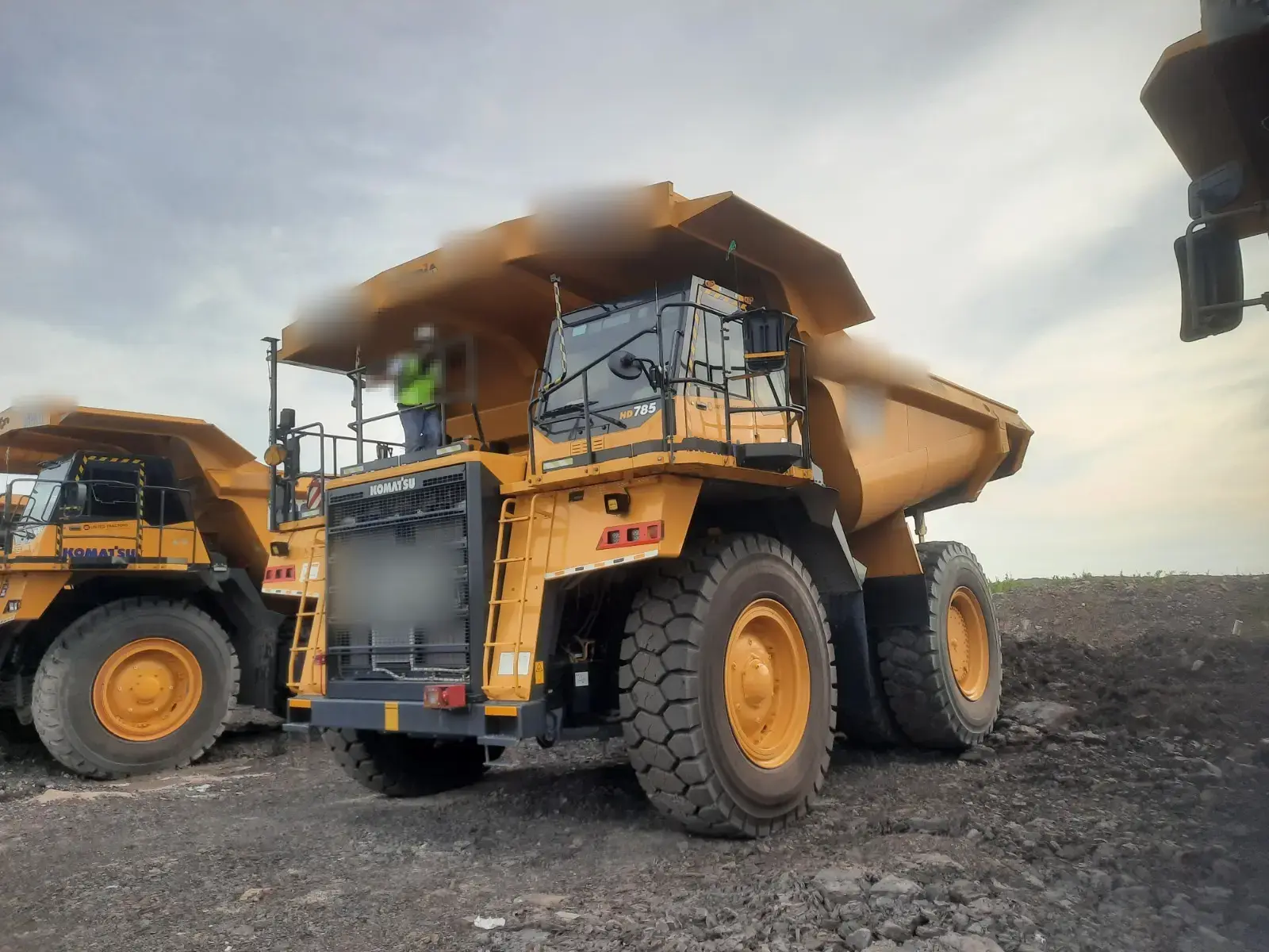 Komatsu HD785-7 2025: Front view