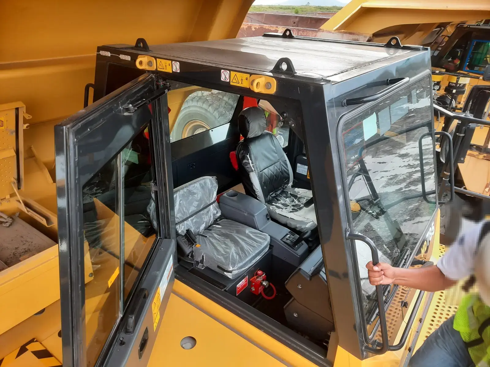 Komatsu HD785-7 2025: Cab from outside