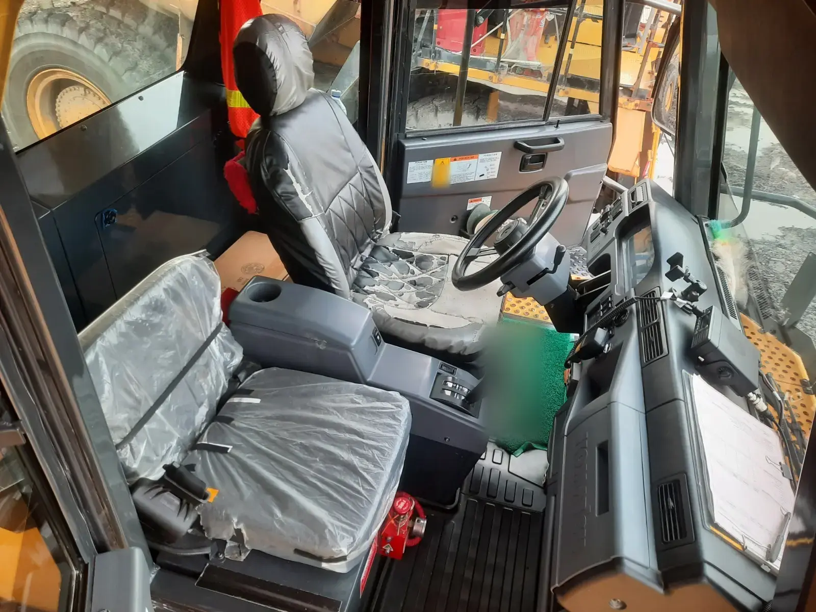 Komatsu HD785-7 2025: Cab interior