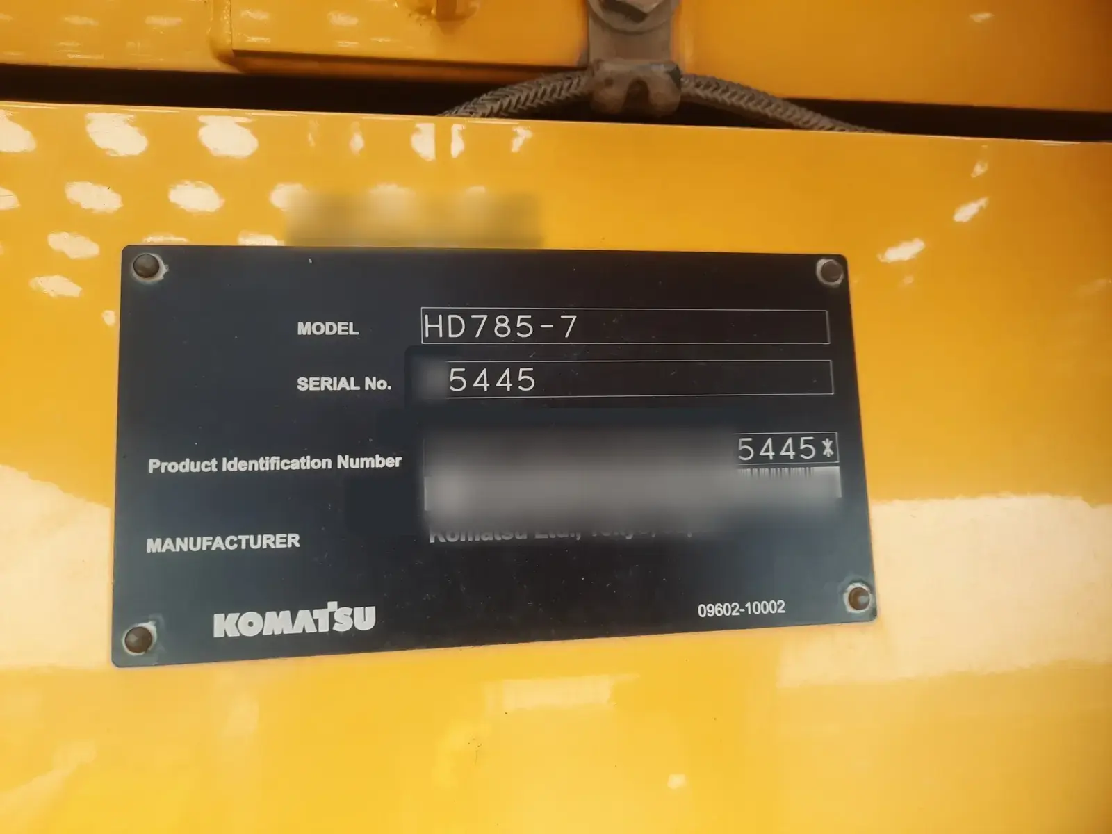 Komatsu HD785-7 2025: Serial plate, number partly masked