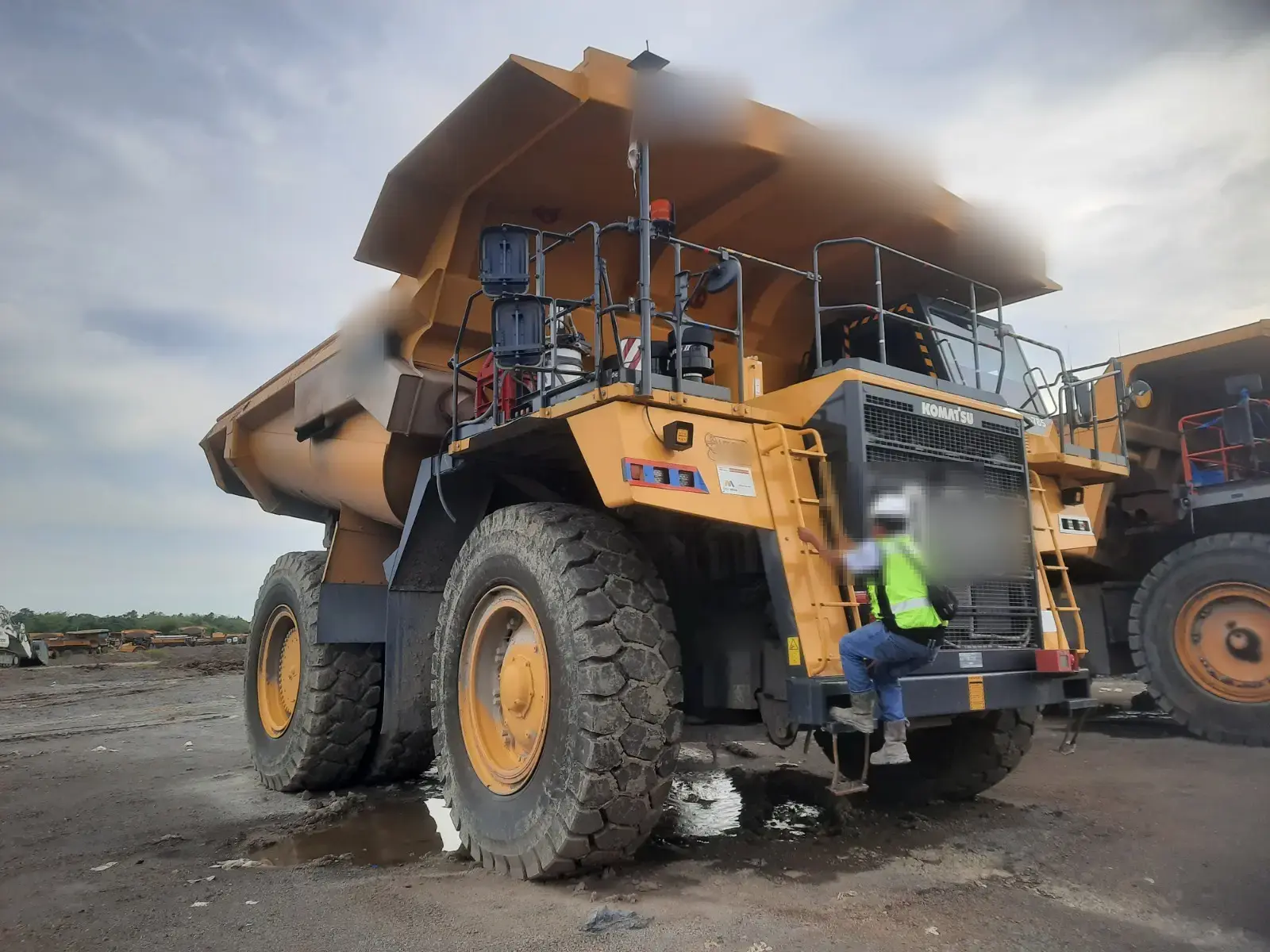 Komatsu HD785-7 2025: Rear view