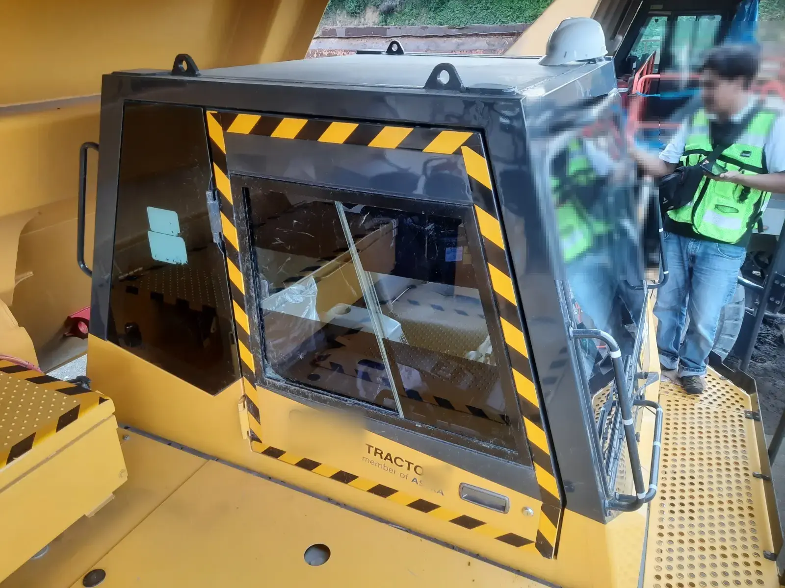 Komatsu HD785-7 2025: Cab from outside