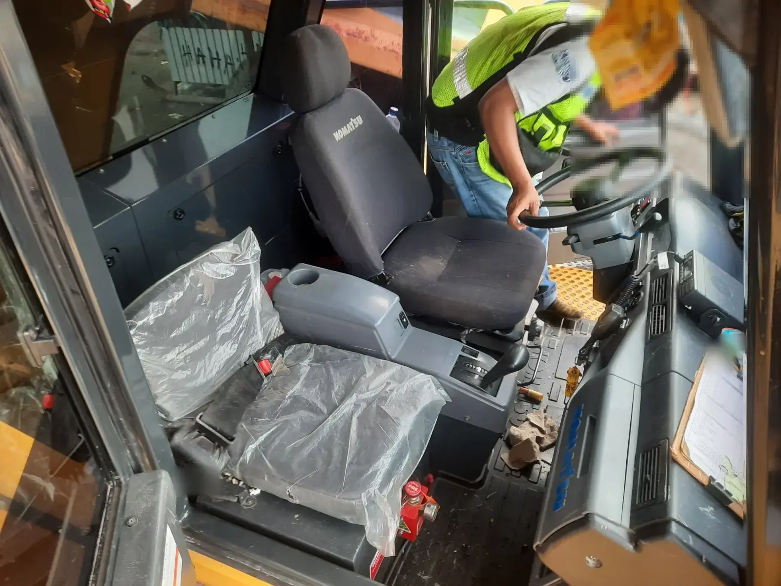 Komatsu HD785-7 2025: Cab interior