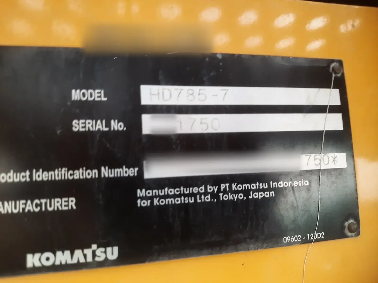 Komatsu HD785-7 2025: Serial plate, number partly masked
