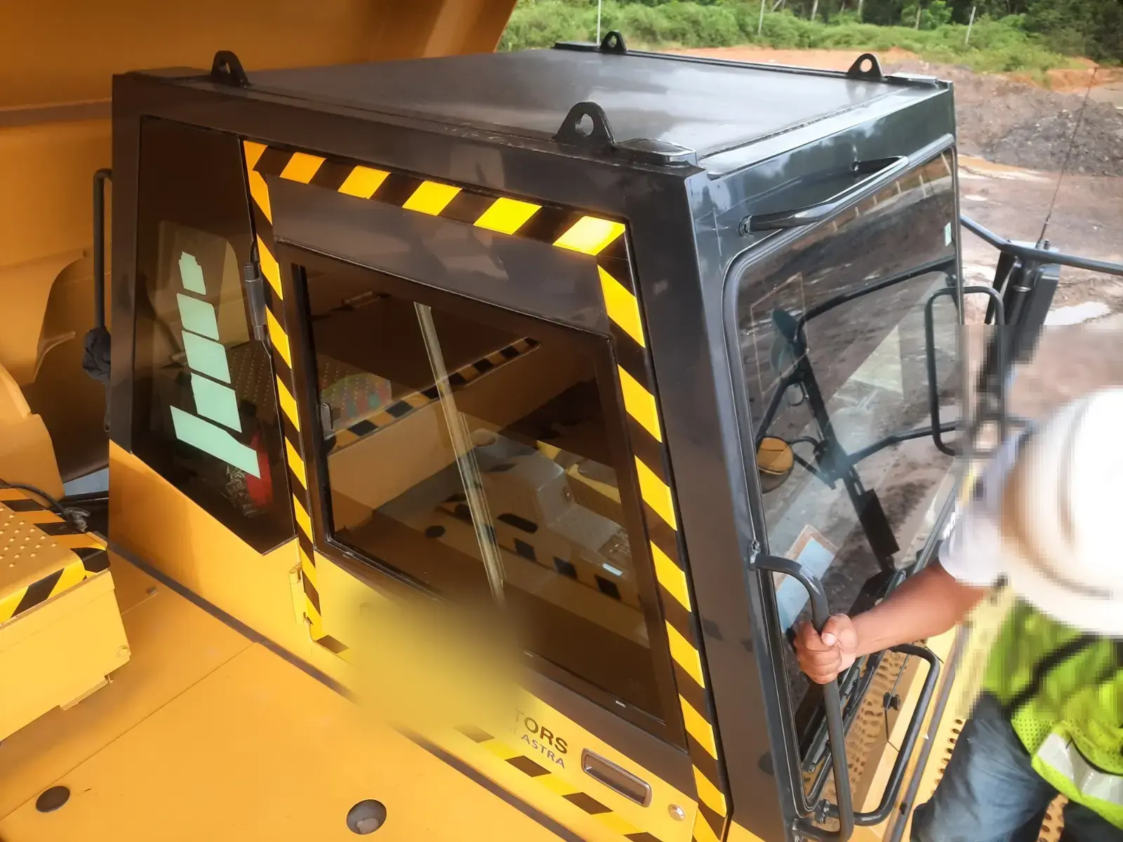 Komatsu HD785-7 2025: Cab from outside