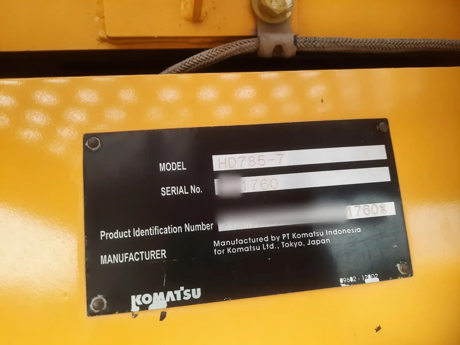 Komatsu HD785-7 2025: Serial plate, number partly masked