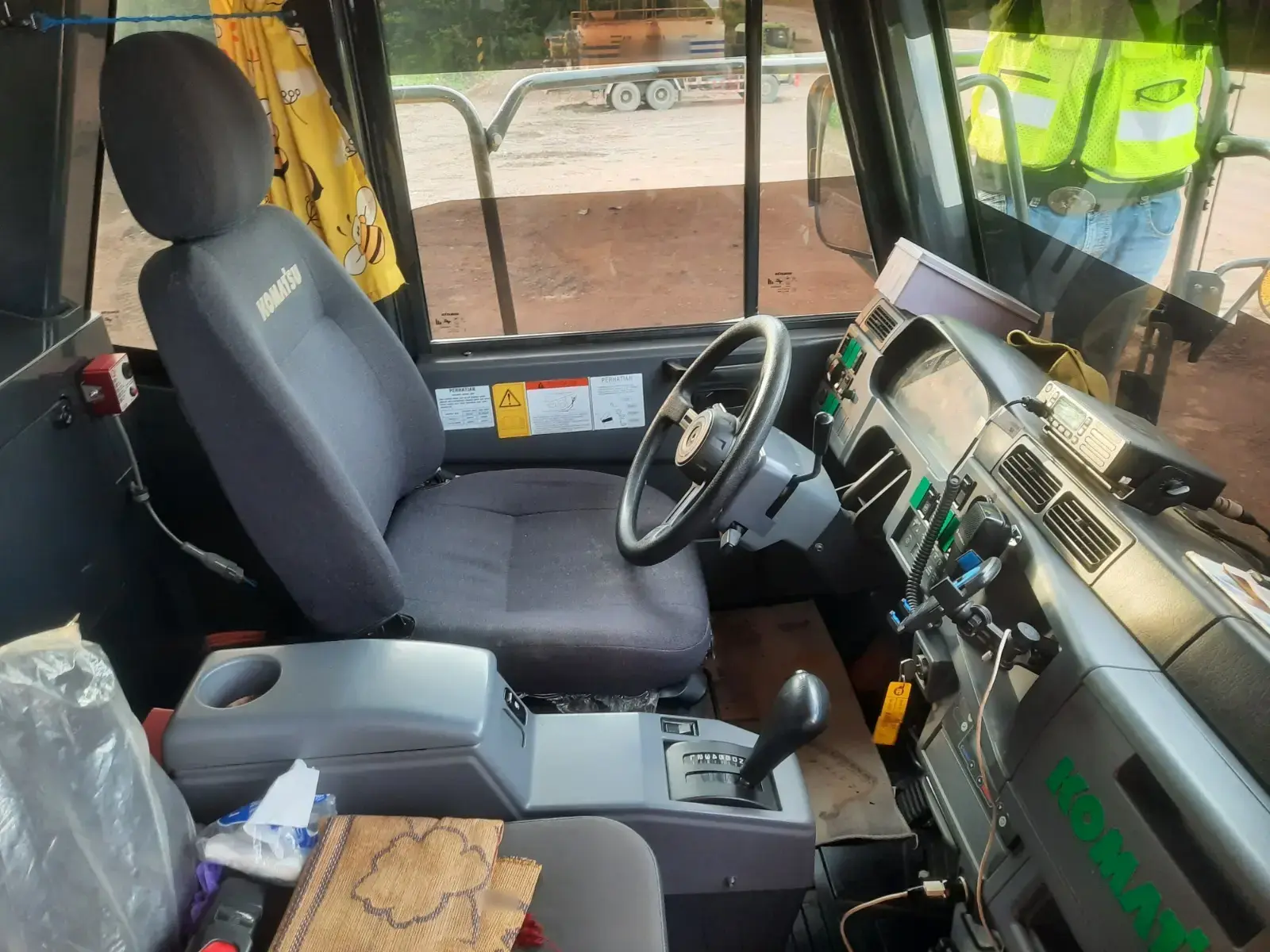 Komatsu HD785-7 2025: Cab interior