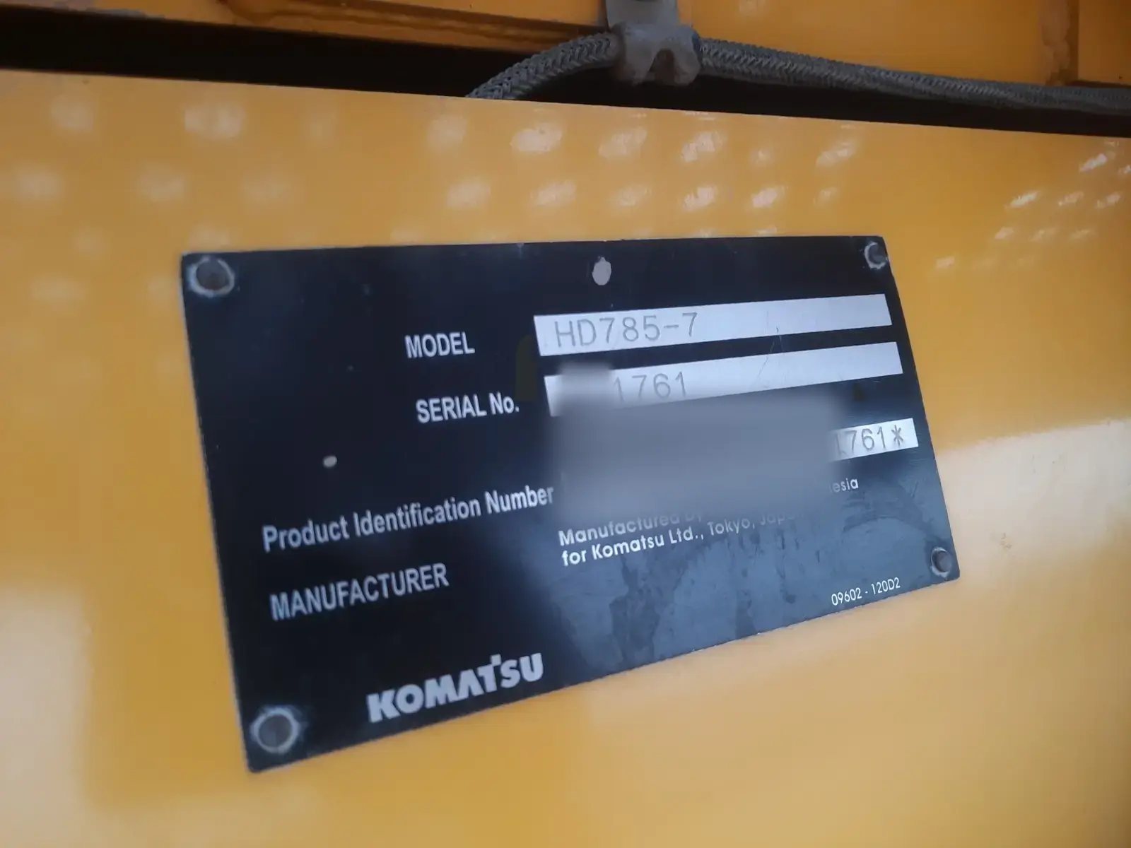 Komatsu HD785-7 2025: Serial plate, number partly masked