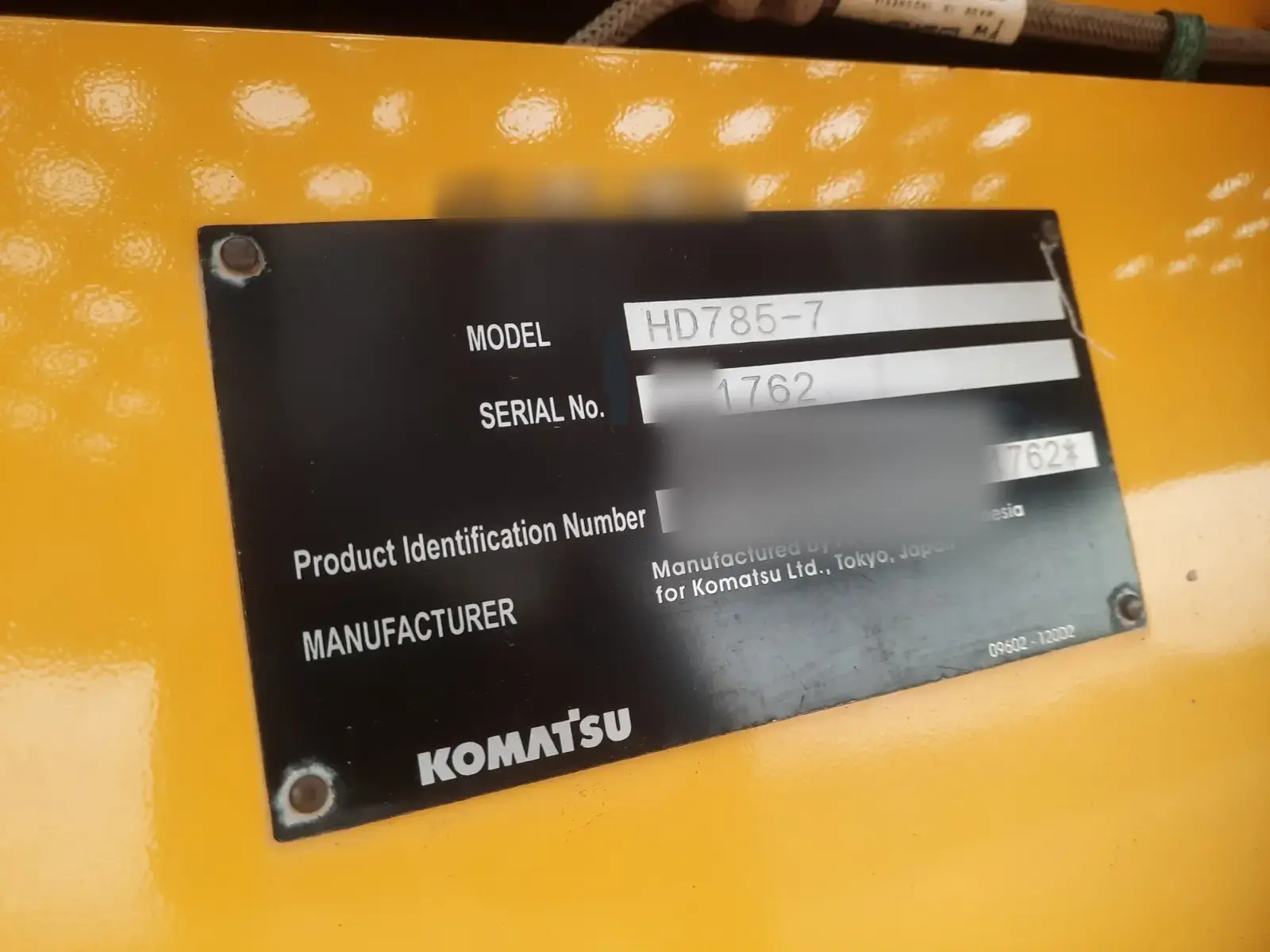 Komatsu HD785-7 2025: Serial plate, number partly masked