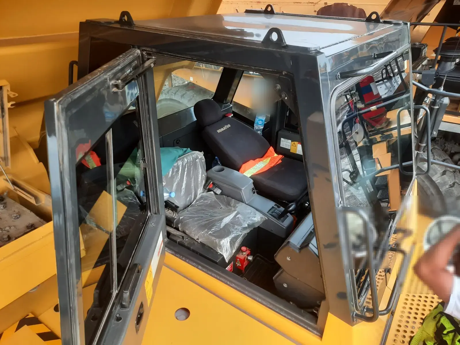 Komatsu HD785-7 2025: Cab interior