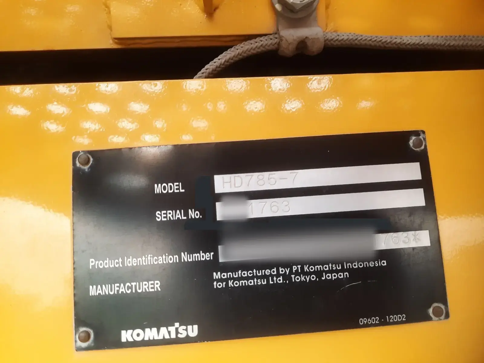 Komatsu HD785-7 2025: Serial plate, number partly masked