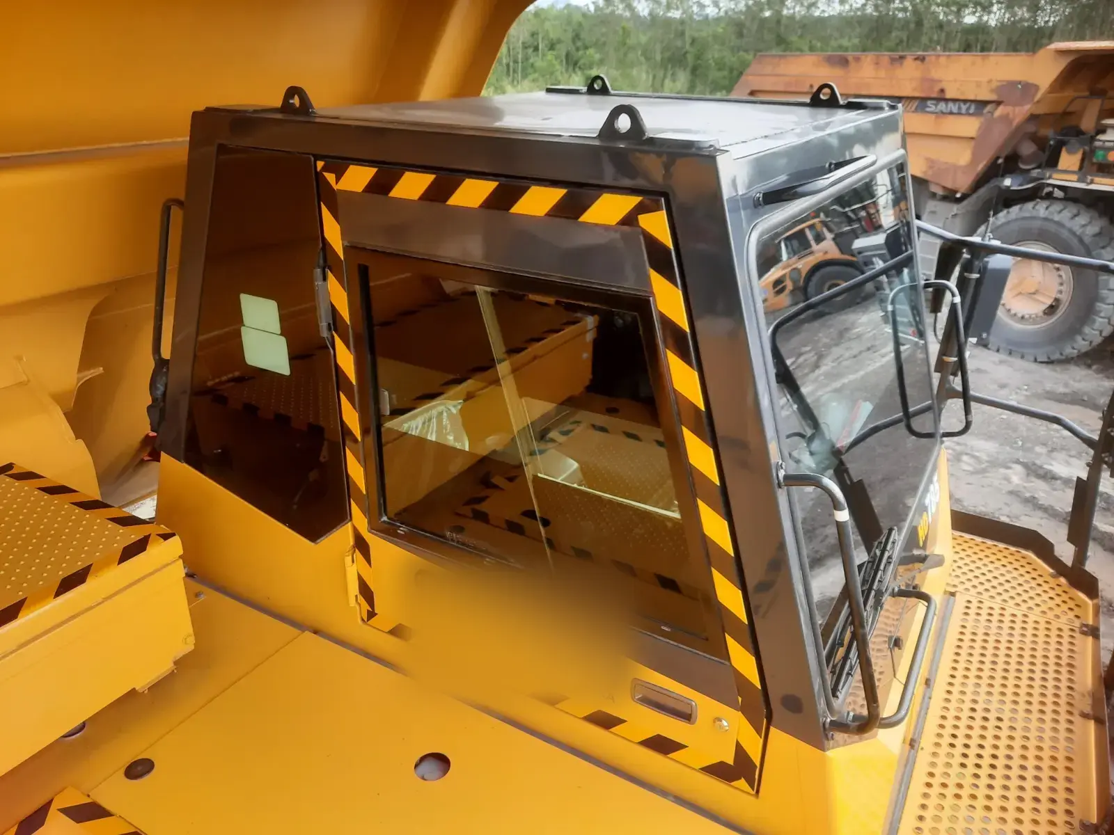 Komatsu HD785-7 2025: Cab from outside
