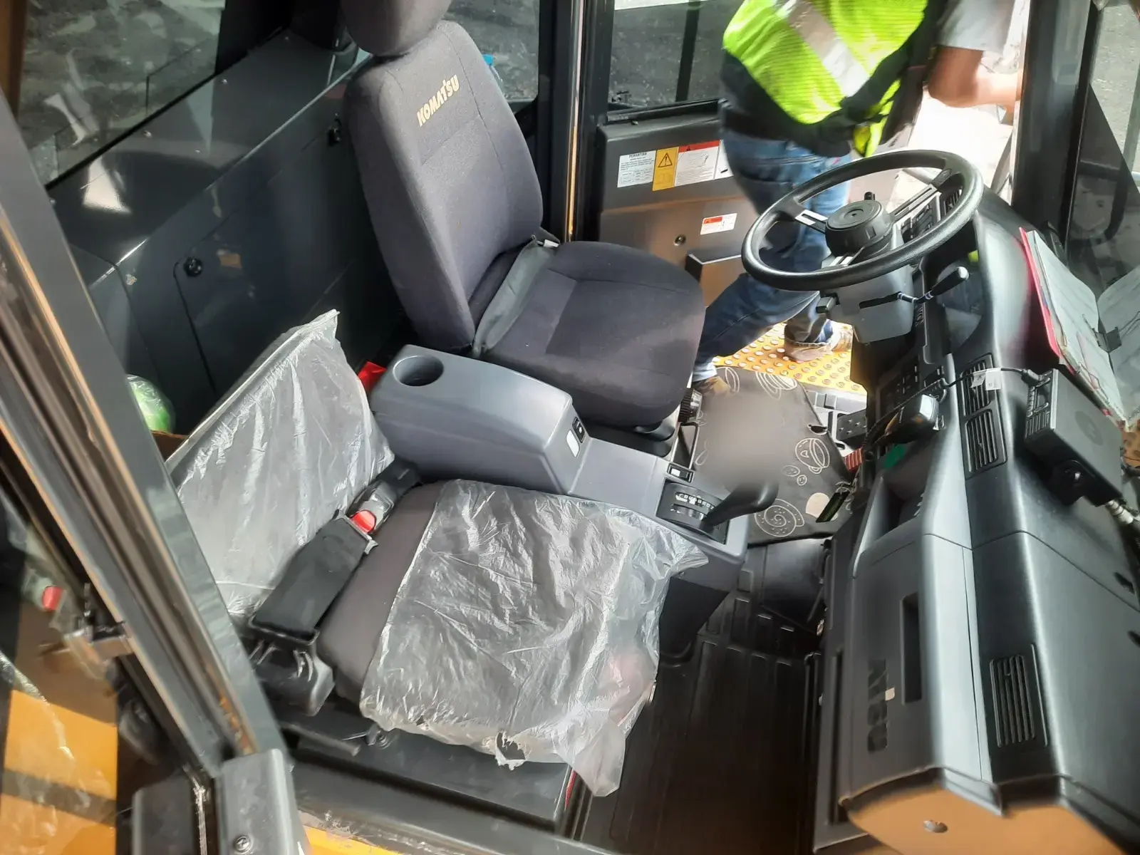 Komatsu HD785-7 2025: Cab interior