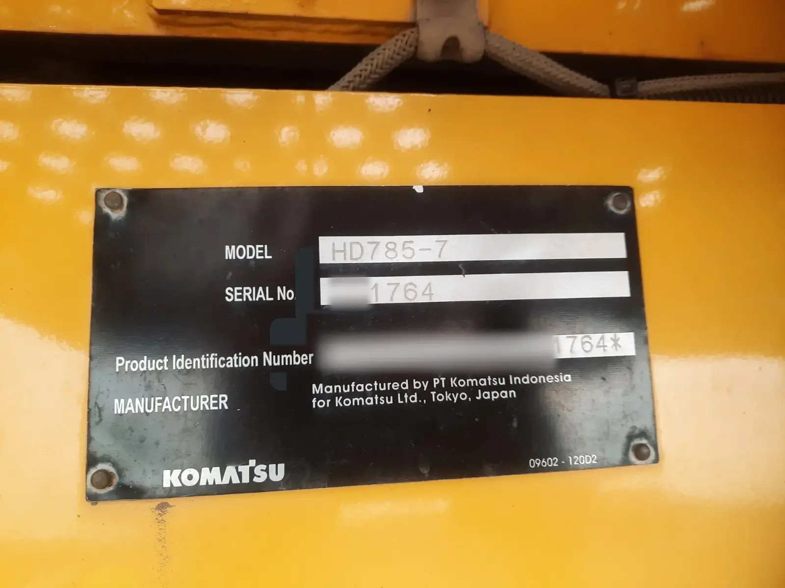 Komatsu HD785-7 2025: Serial plate, number partly masked