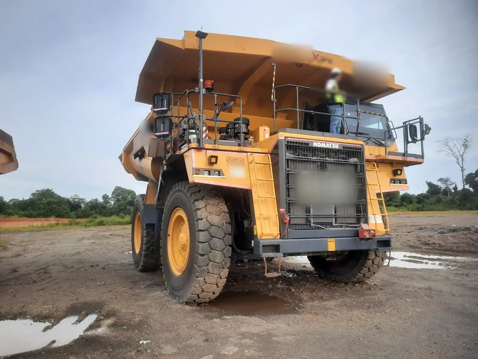 Komatsu HD785-7 2025: Rear view