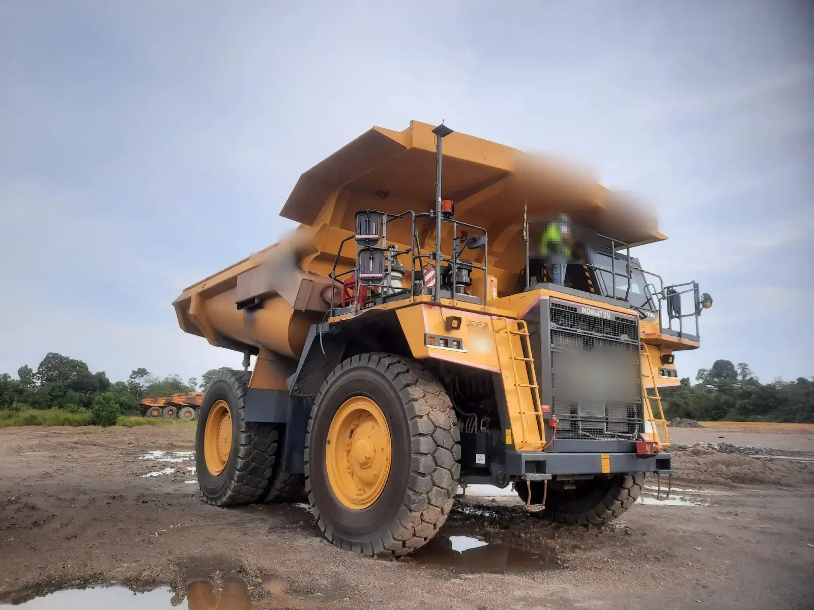 Komatsu HD785-7 2025: Rear view