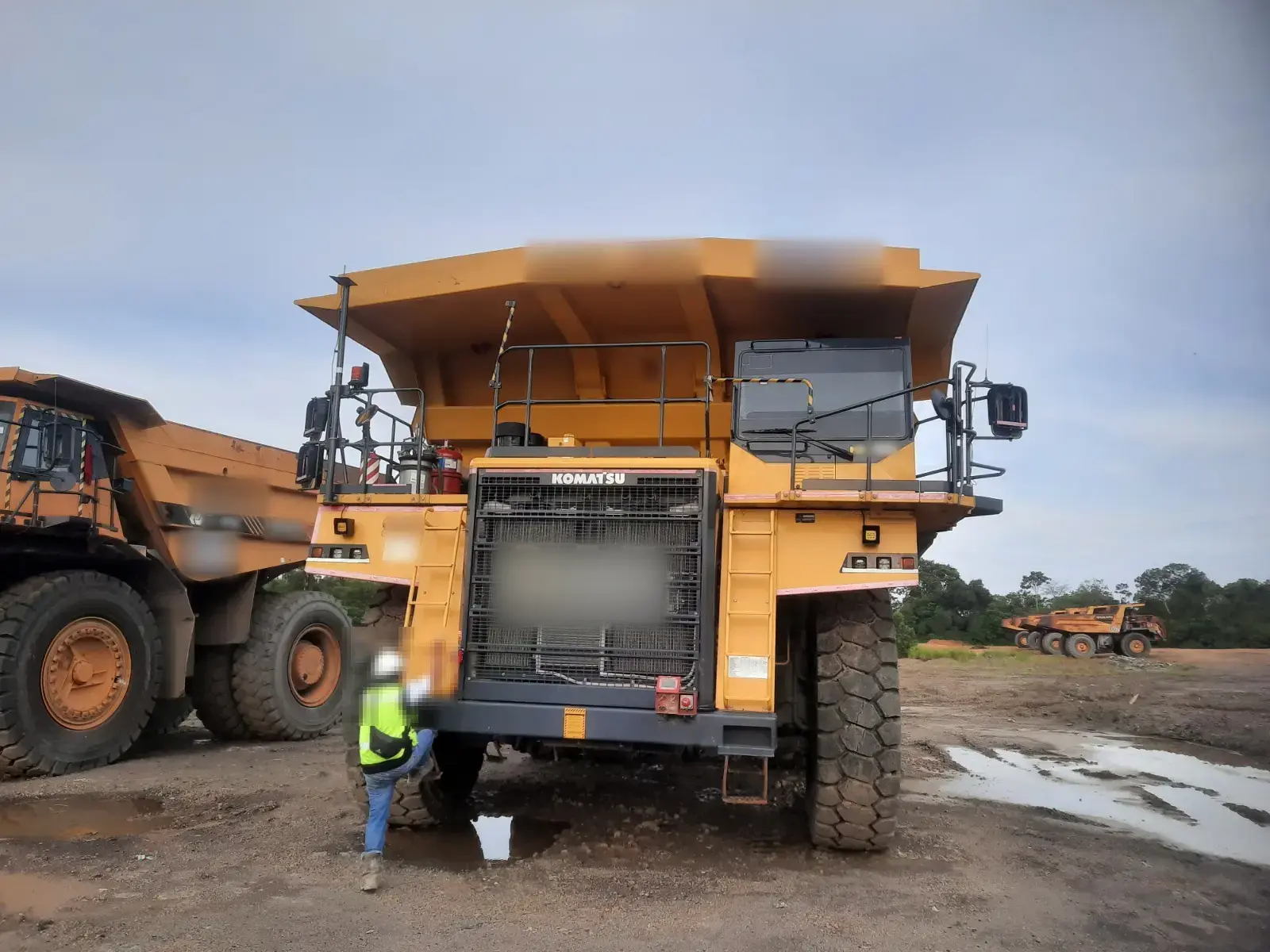 Komatsu HD785-7 2025: Front view
