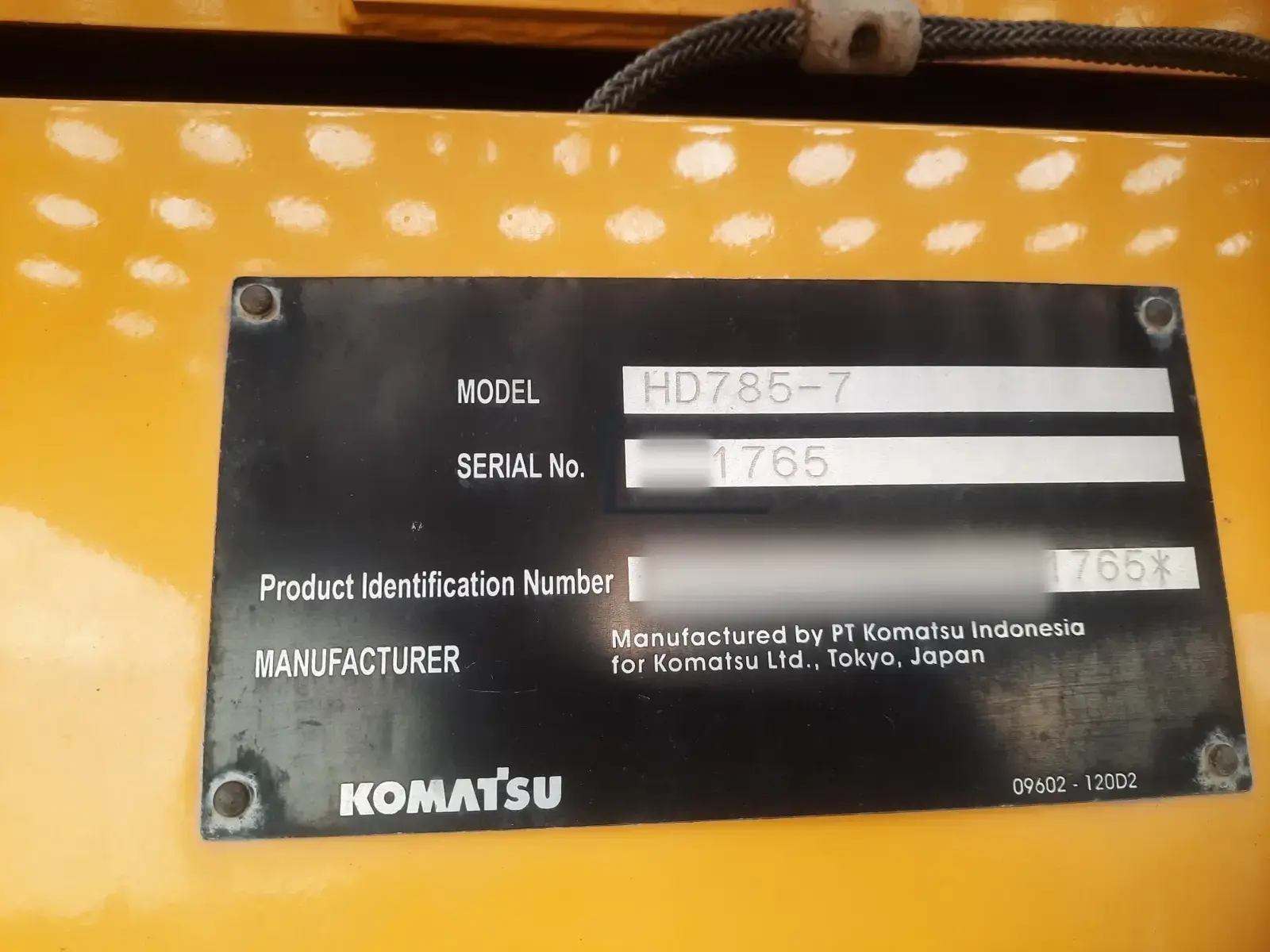 Komatsu HD785-7 2025: Serial plate, number partly masked