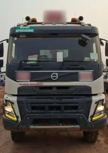 Volvo FMX 400 6x4 2023: Front view
