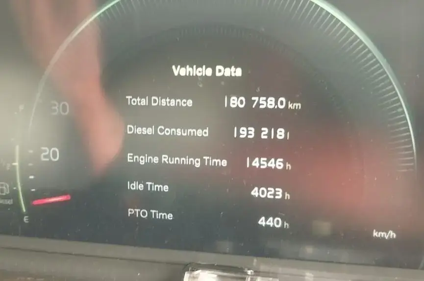 Volvo FMX 400 6x4 2023: Hour meter on the dashboard