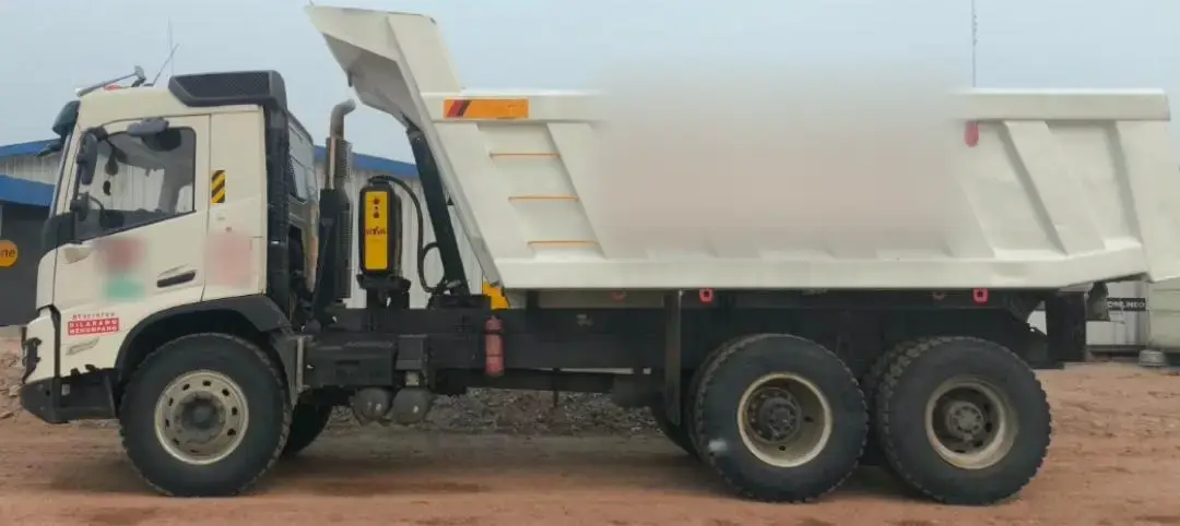 Volvo FMX 400 6x4 2023: Side view
