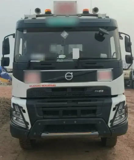 Volvo FMX 400 6x4 2023: Front view