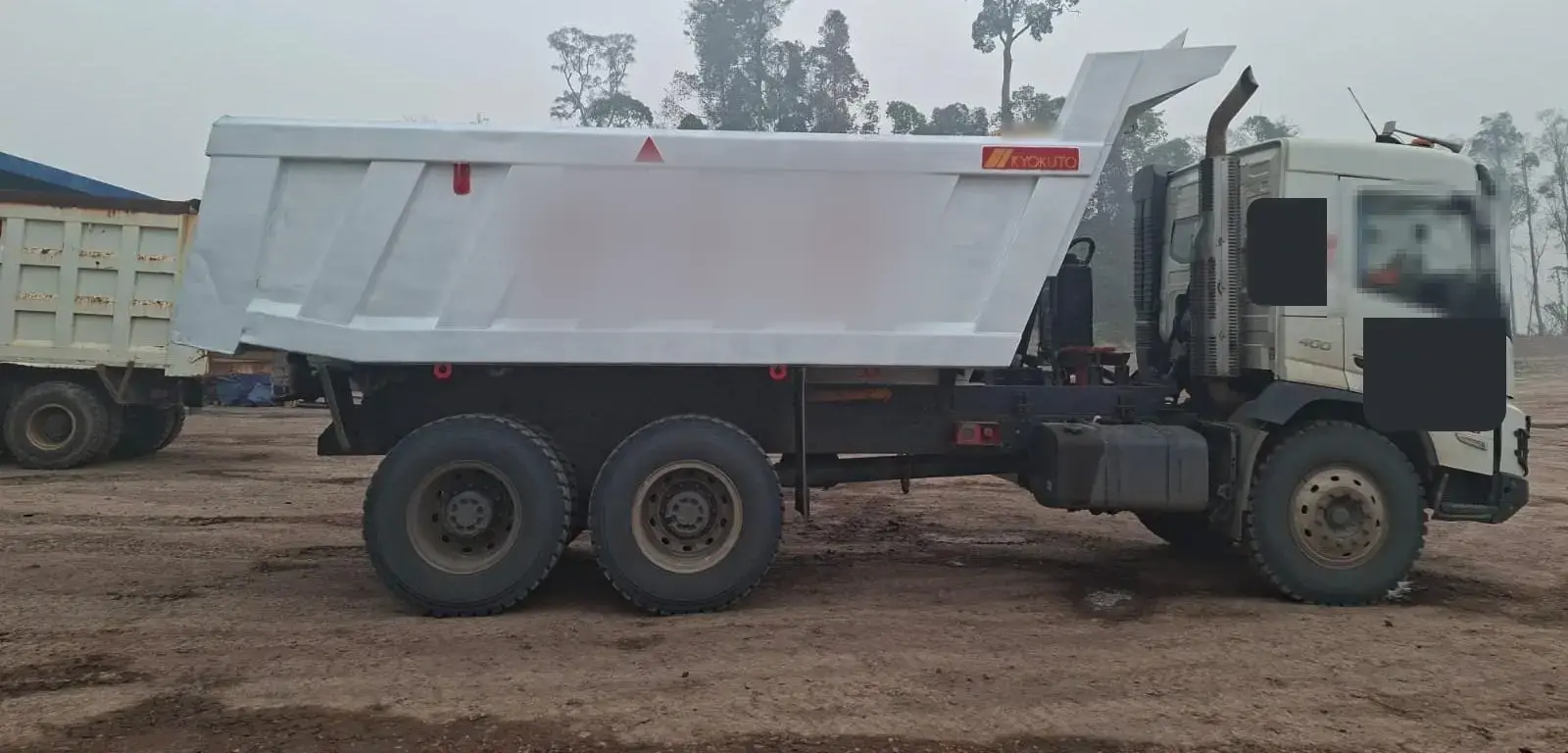 Volvo FMX 400 6x4 2023: Side view