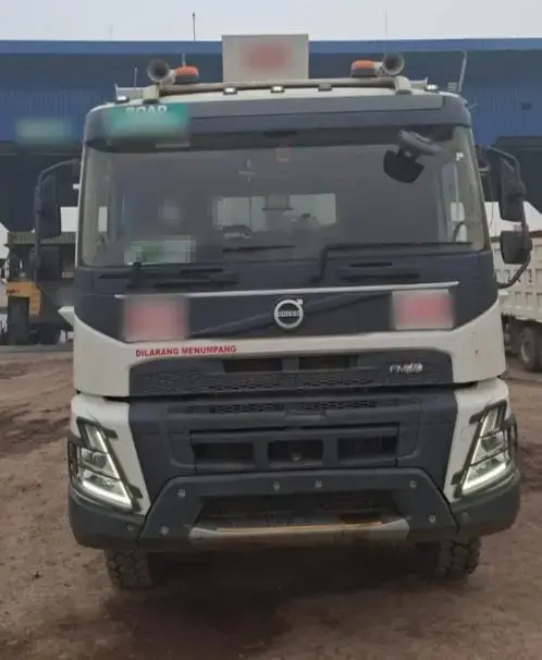 Volvo FMX 400 6x4 2023: Front view