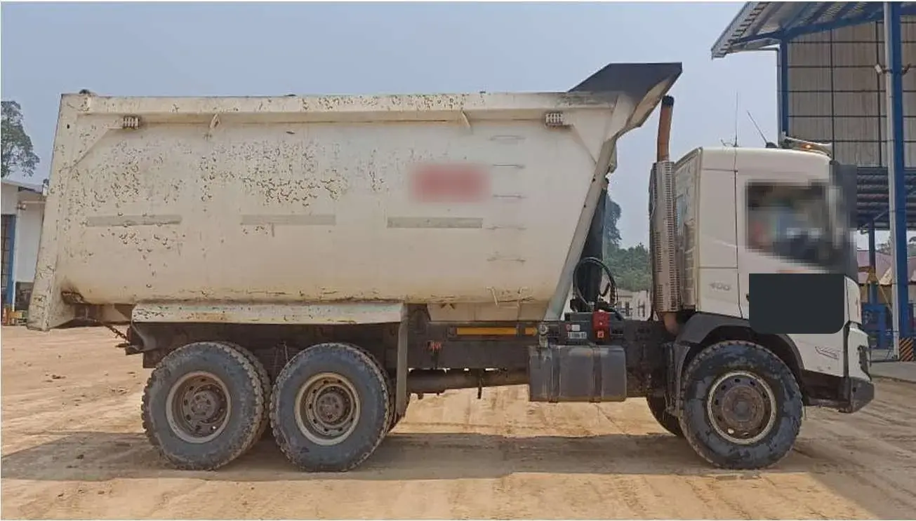 Volvo FMX 400 6x4 2023: Side view