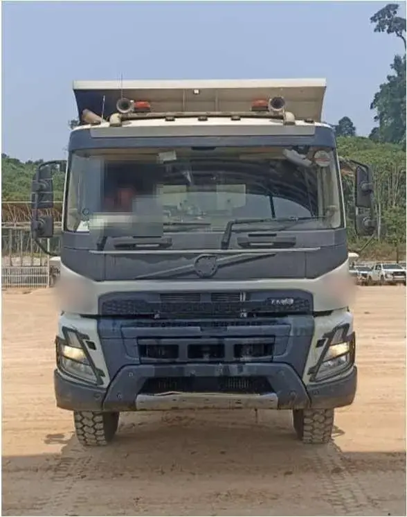 Volvo FMX 400 6x4 2023: Front view