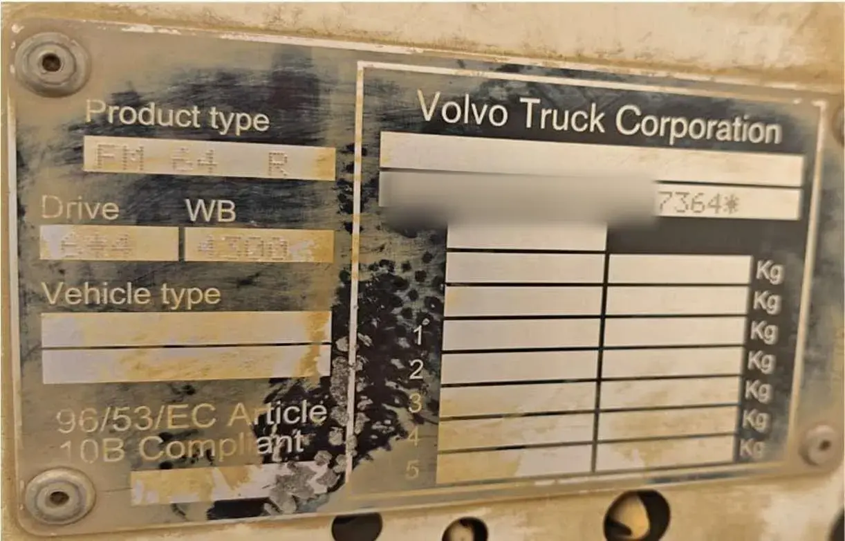 Volvo FMX 400 6x4 2023: Serial plate, number partly masked