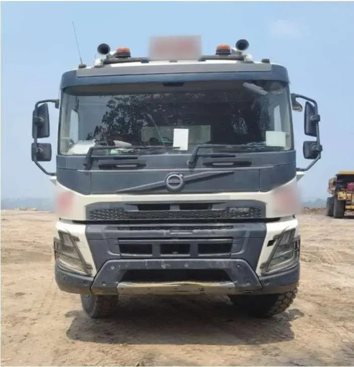 Volvo FMX 400 6x4 2023: Front view