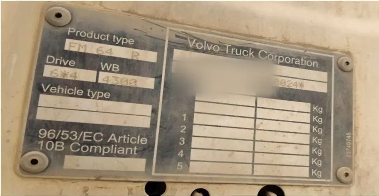 Volvo FMX 400 6x4 2023: Serial plate, number partly masked