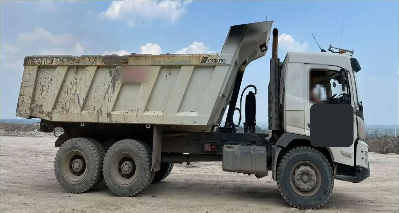 Volvo FMX 400 6x4 2023: Side view
