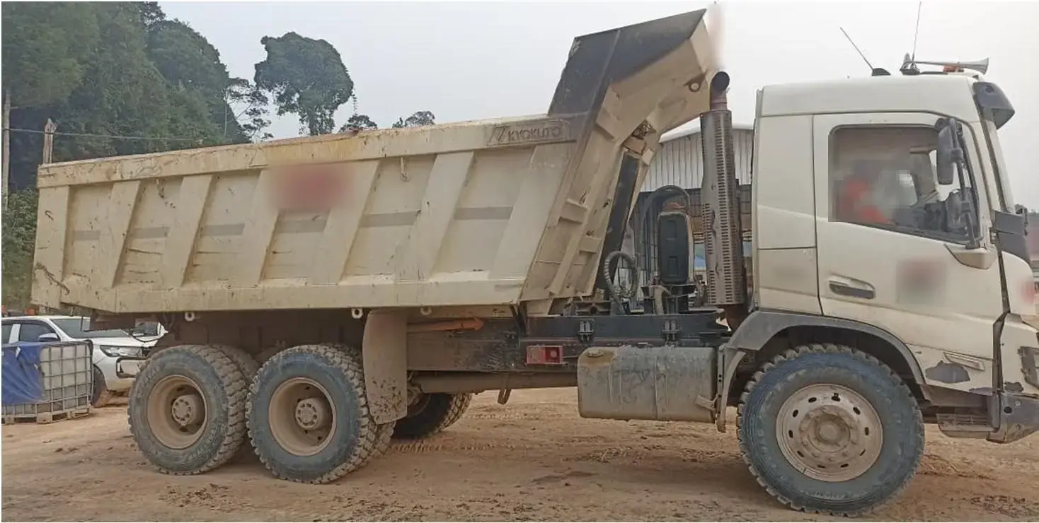 Volvo FMX 400 6x4 2023: Side view