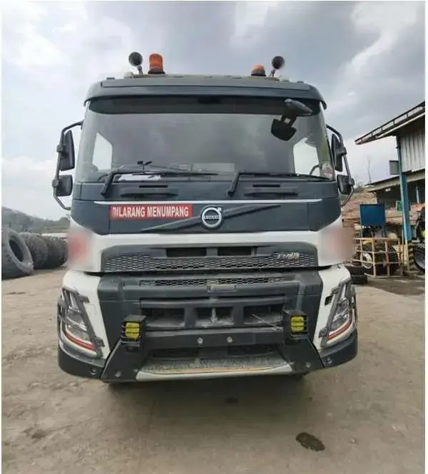 Volvo FMX 400 6x4 2023: Front view