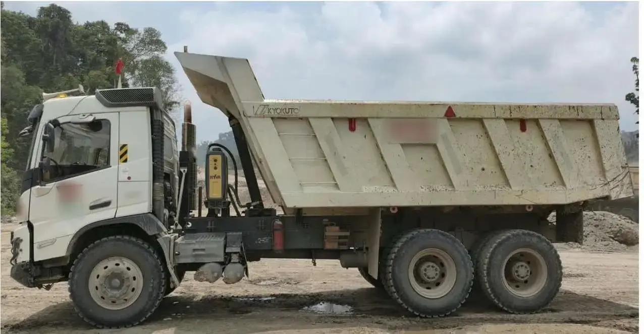 Volvo FMX 400 6x4 2023: Side view