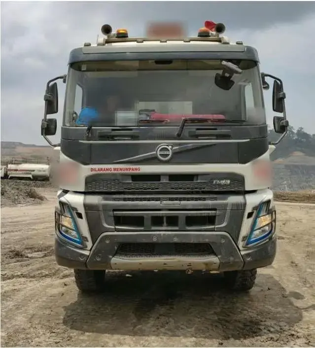 Volvo FMX 400 6x4 2023: Front view