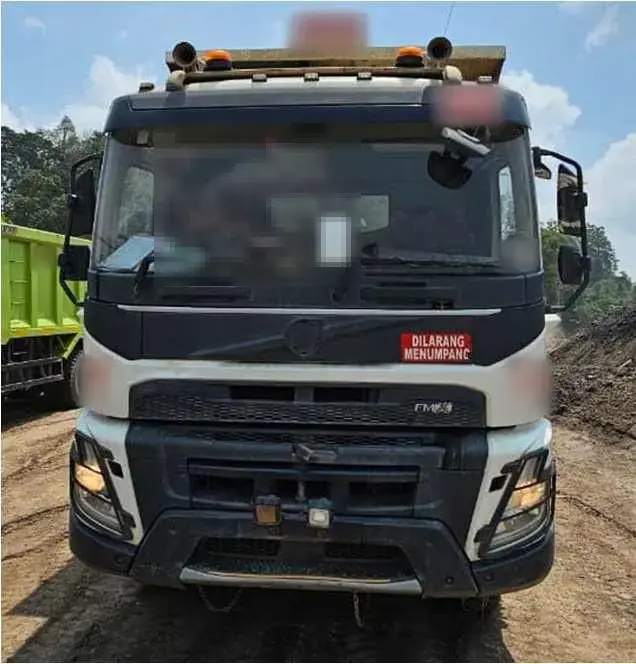 Volvo FMX 400 6x4 2023: Front view