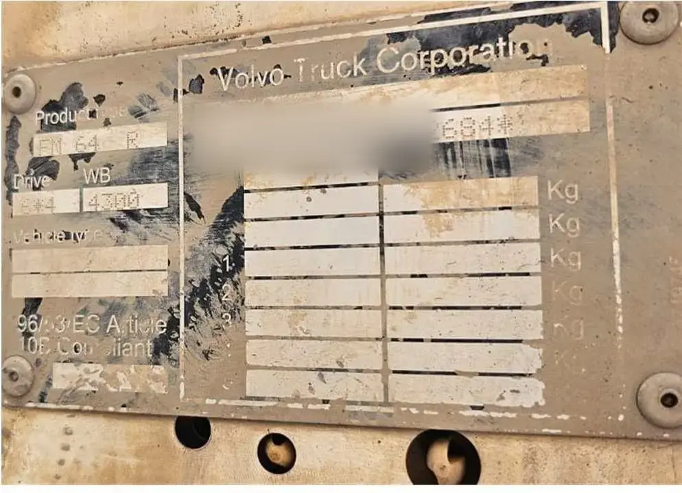 Volvo FMX 400 6x4 2023: Serial plate, number partly masked