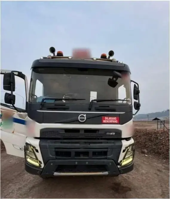 Volvo FMX 400 6x4 2023: Front view