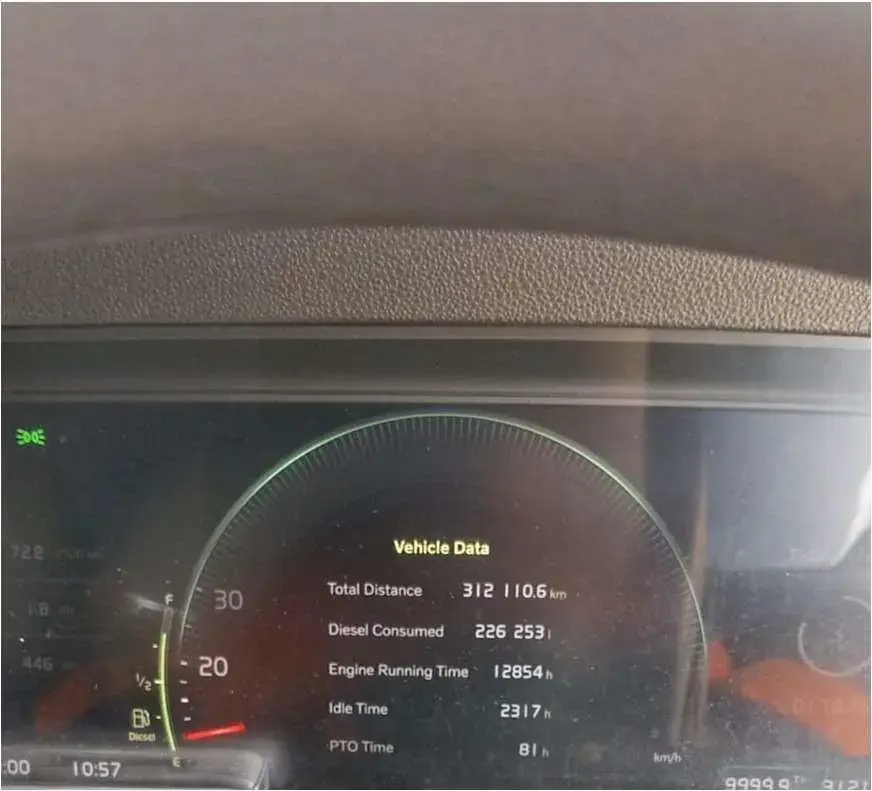 Volvo FMX 400 6x4 2023: Hour meter on the dashboard