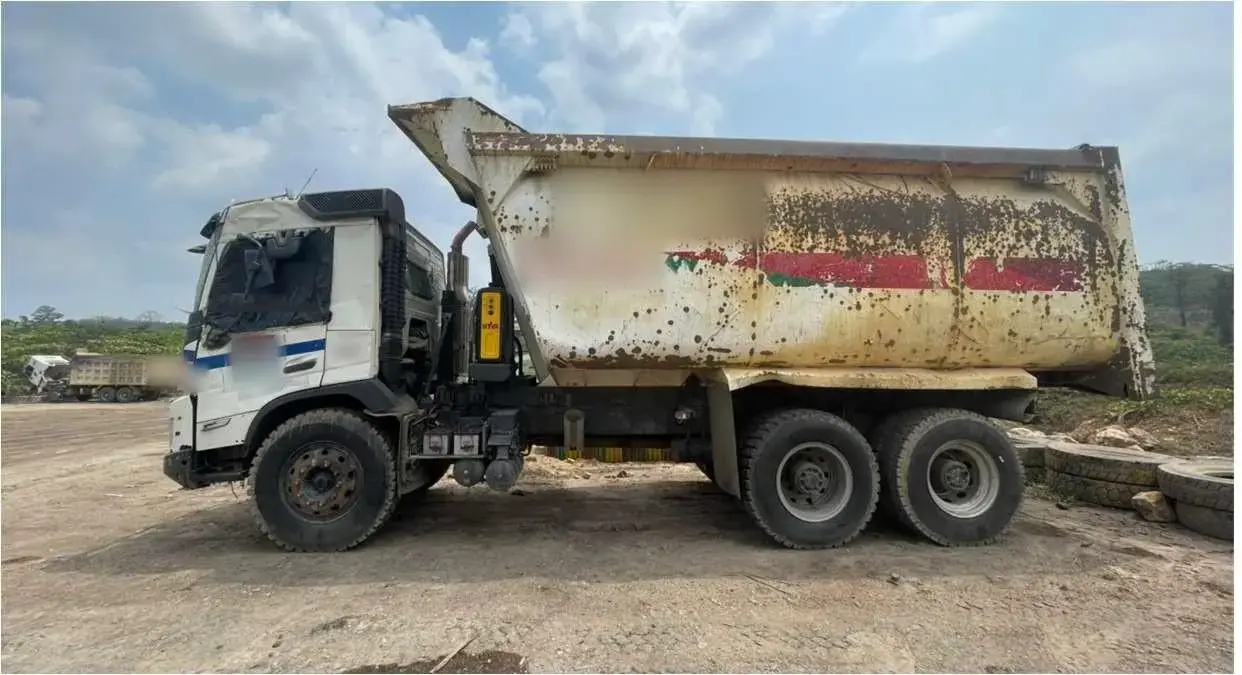 Volvo FMX 400 6x4 2023: Side view